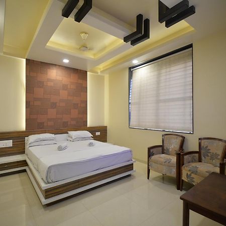 Hotel Radhe Krishna Solapur Eksteriør bilde
