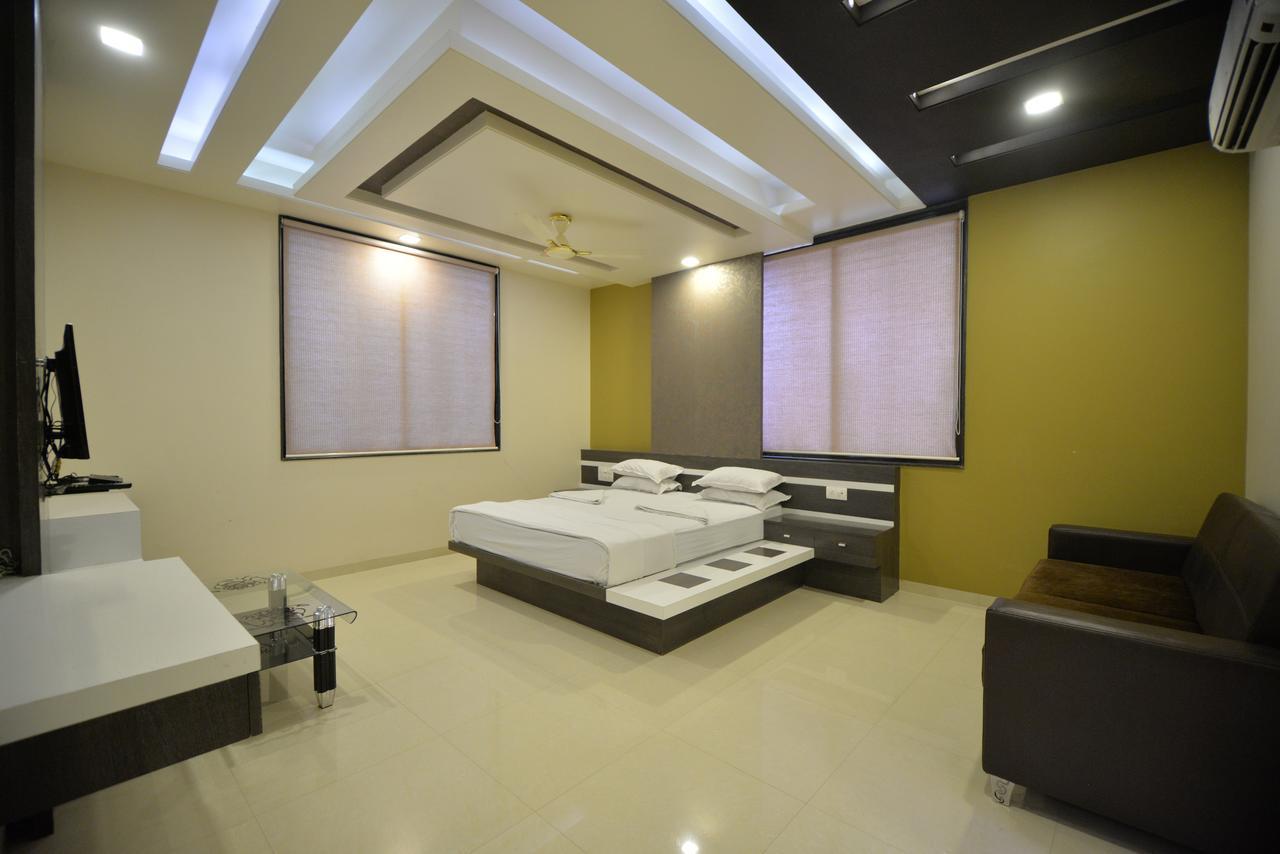 Hotel Radhe Krishna Solapur Eksteriør bilde