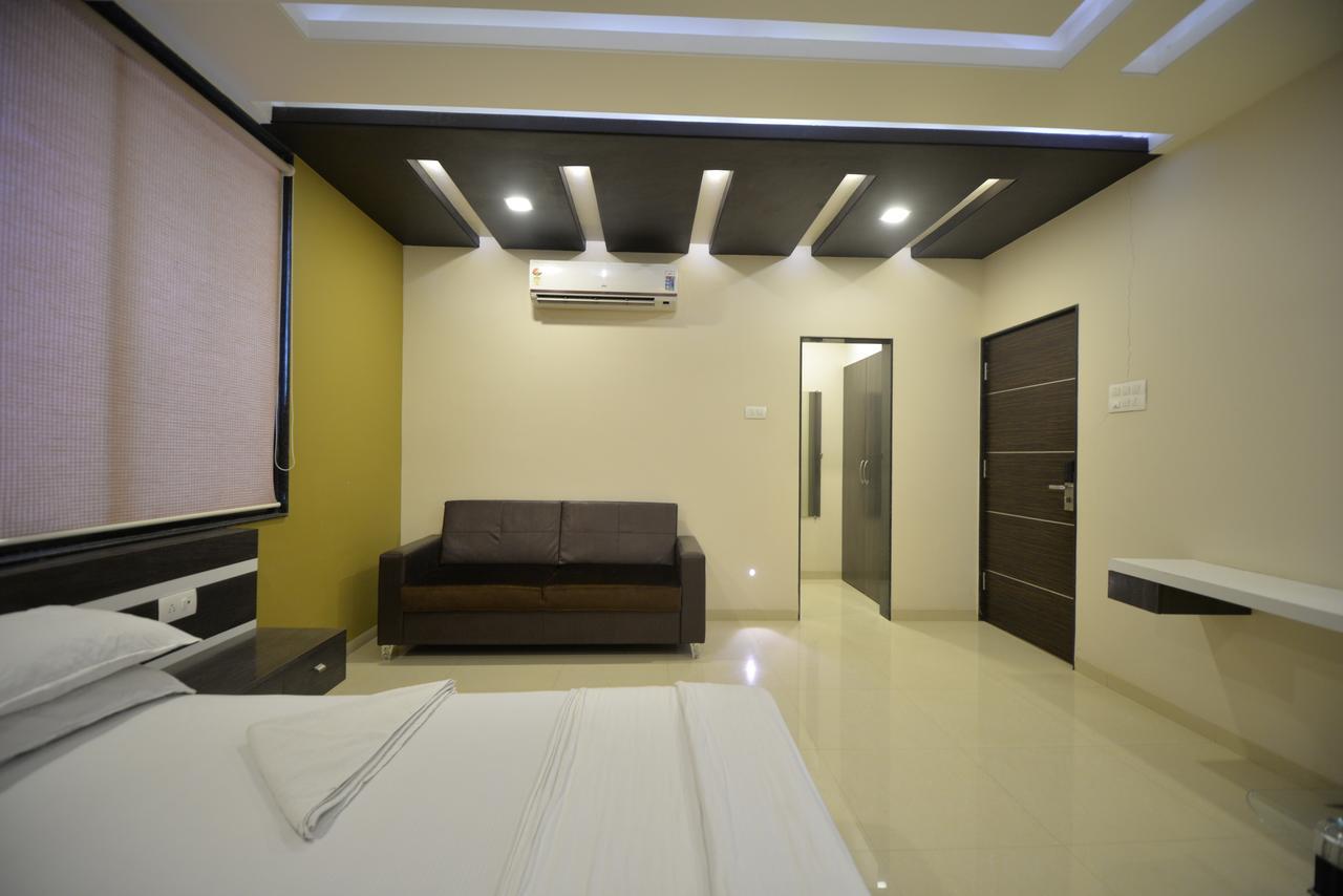 Hotel Radhe Krishna Solapur Eksteriør bilde