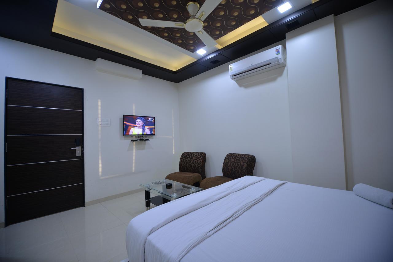 Hotel Radhe Krishna Solapur Eksteriør bilde