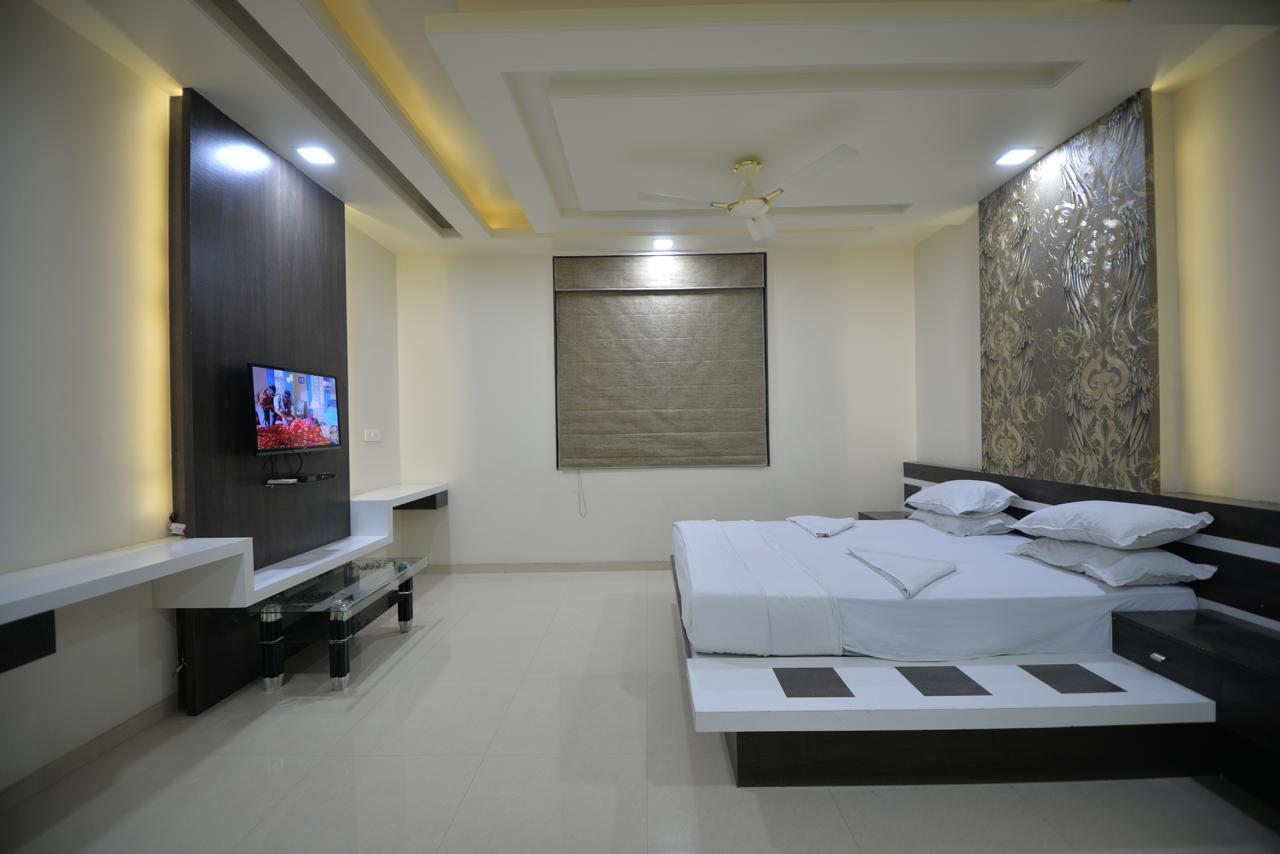 Hotel Radhe Krishna Solapur Eksteriør bilde